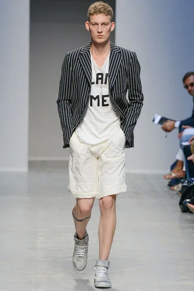 Look 25